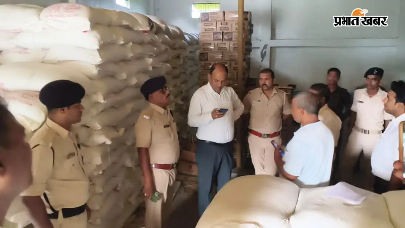 चीनी की बढ़ती कीमत पर प्रशासन का शिकंजा, भीमनगर में तीन गोदामों पर छापेमारी