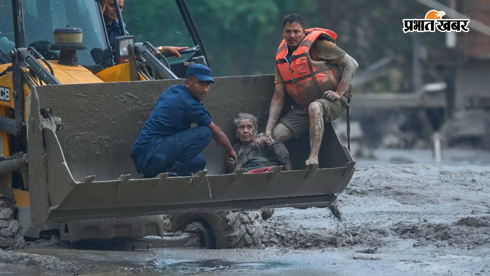 Nepal Flash Flood: बुलडोजर बना जिंदगी का सहारा, मलबे में फंसी बुजुर्ग महिला को ऐसे बचाया, Video