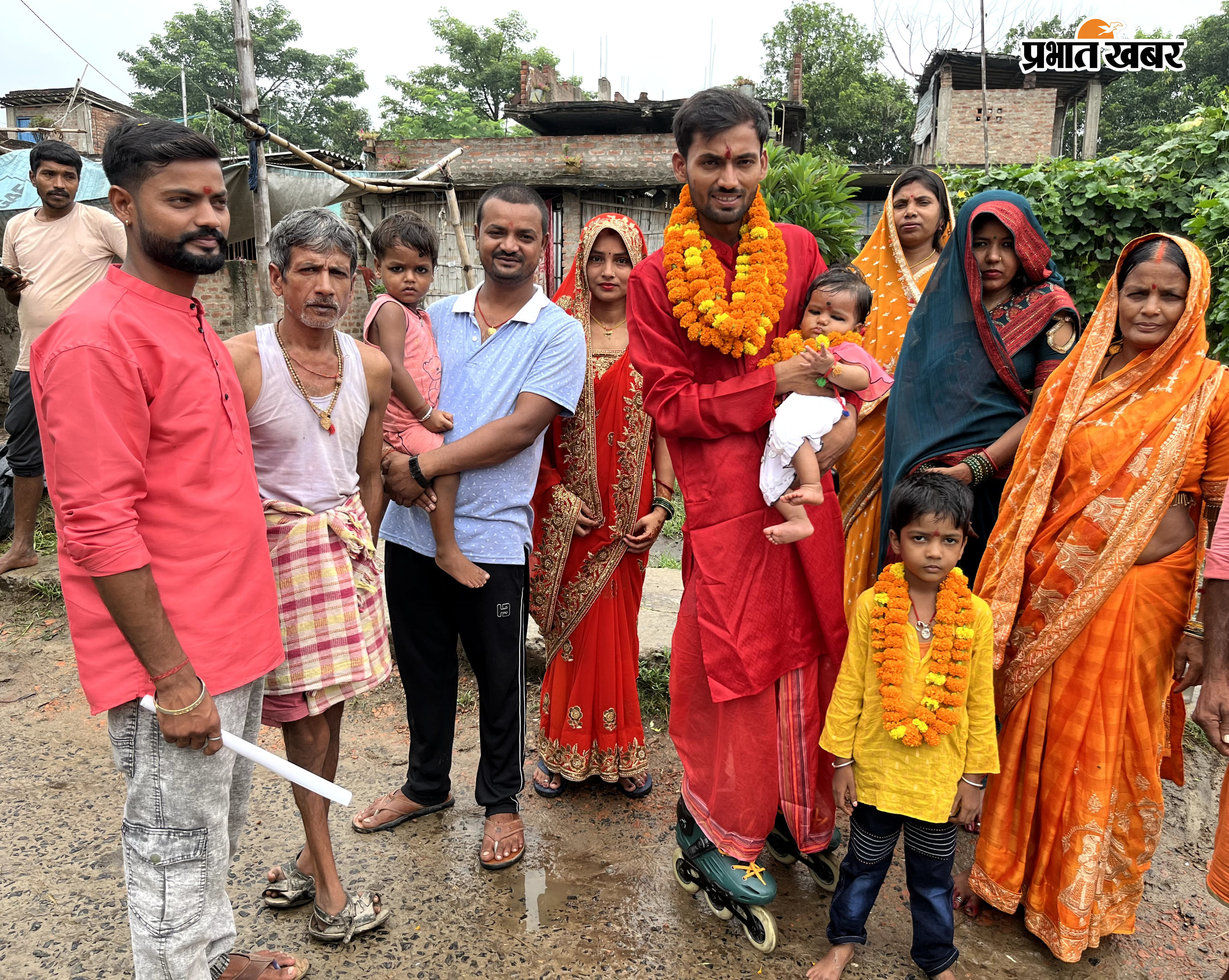 अपने साथियों जयप्रकाश व मयंक के साथ रजनीश देविश,अपने परिजनों के साथ रजनीश एवं स्केटिंग करते रजनीश देविश. | Prabhat Khabar Network