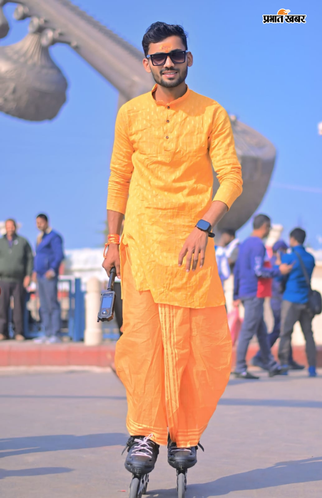 अपने साथियों जयप्रकाश व मयंक के साथ रजनीश देविश,अपने परिजनों के साथ रजनीश एवं स्केटिंग करते रजनीश देविश. | Prabhat Khabar Network