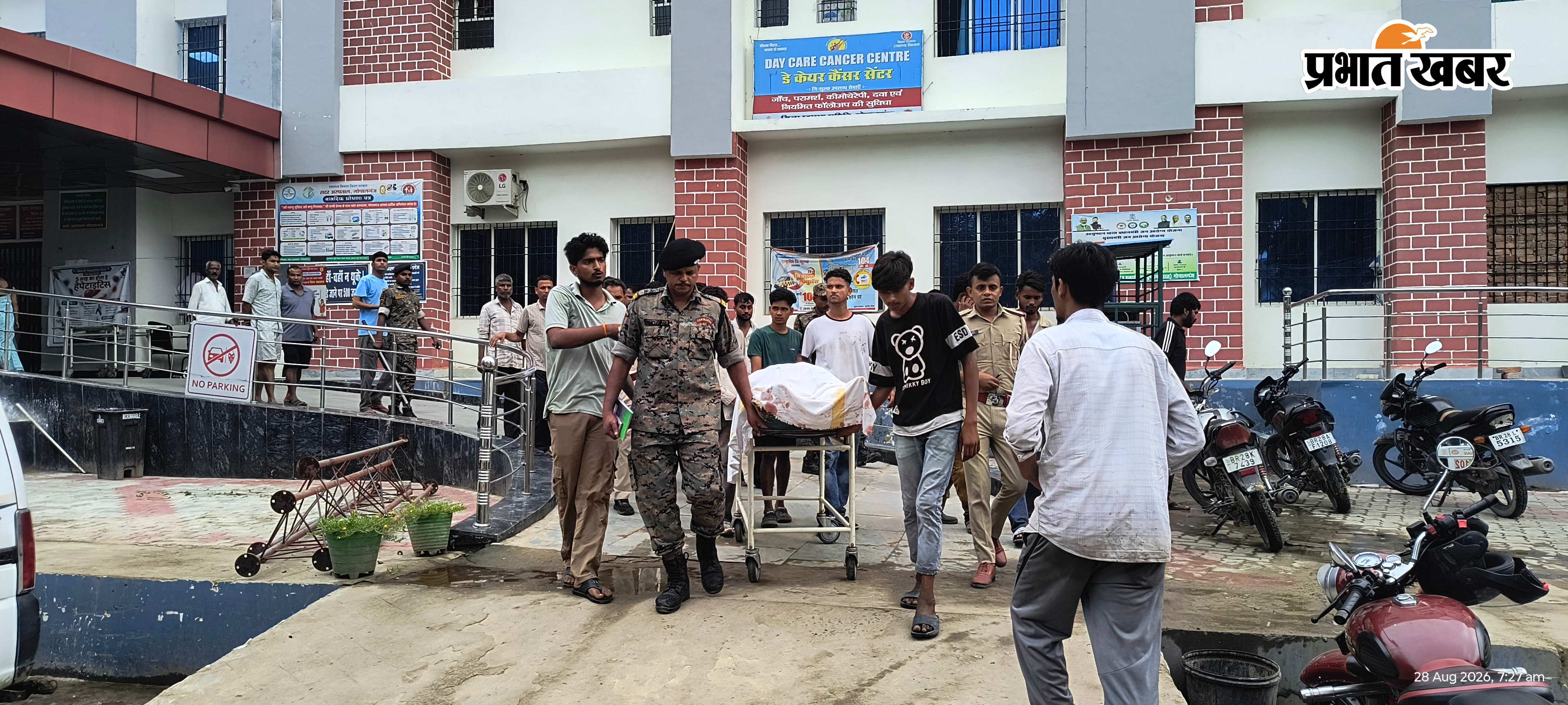 फोटो , सर में गोली लगने की तस्वीर. फोटो, पोस्टमार्टम के लिए  शव को ले जाते परिजन व पुलिस पदाधिकारी. फोटो ,शव का निरीक्षण के लिये सदर अस्पताल पहुँची सदर एसडीएम | Prabhat Khabar Network