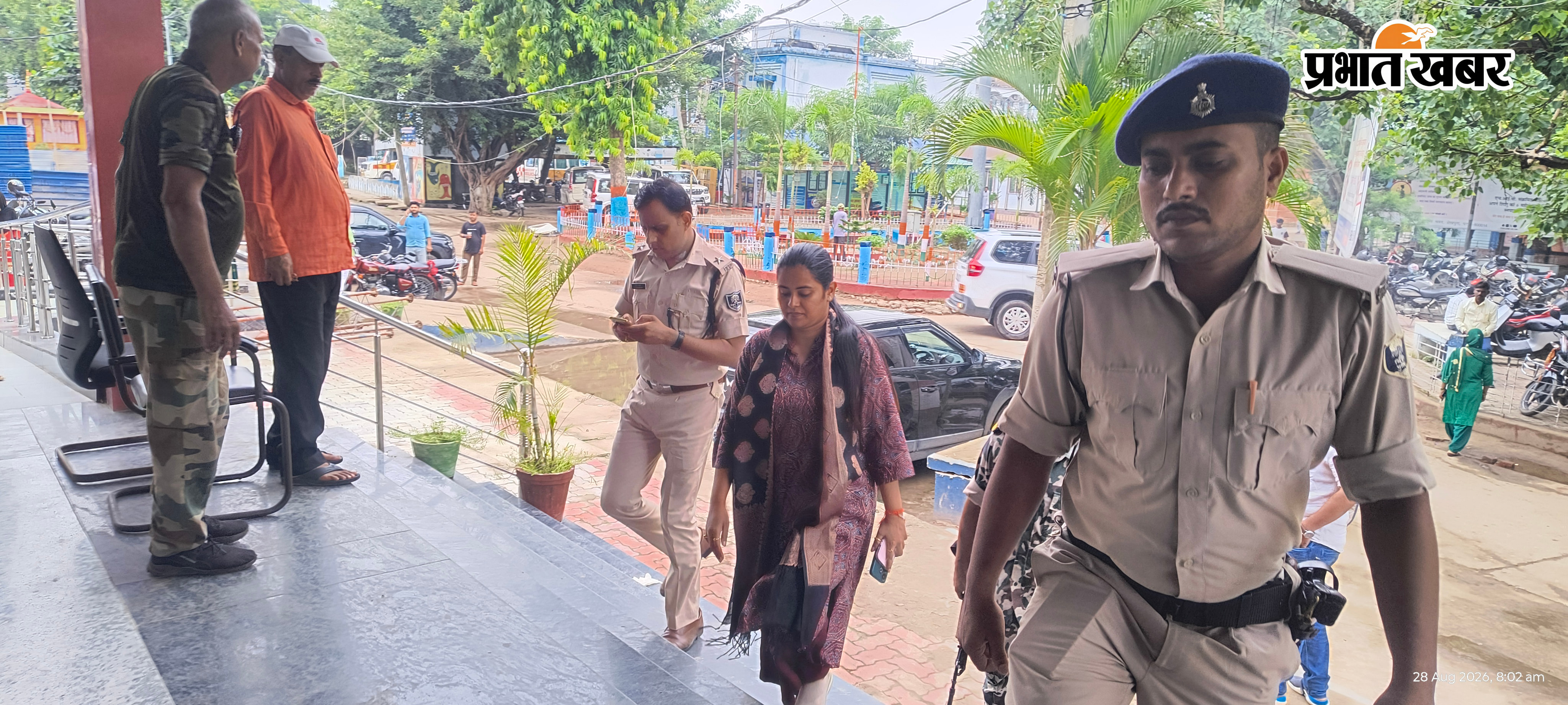 फोटो , सर में गोली लगने की तस्वीर. फोटो, पोस्टमार्टम के लिए  शव को ले जाते परिजन व पुलिस पदाधिकारी. फोटो ,शव का निरीक्षण के लिये सदर अस्पताल पहुँची सदर एसडीएम | Prabhat Khabar Network