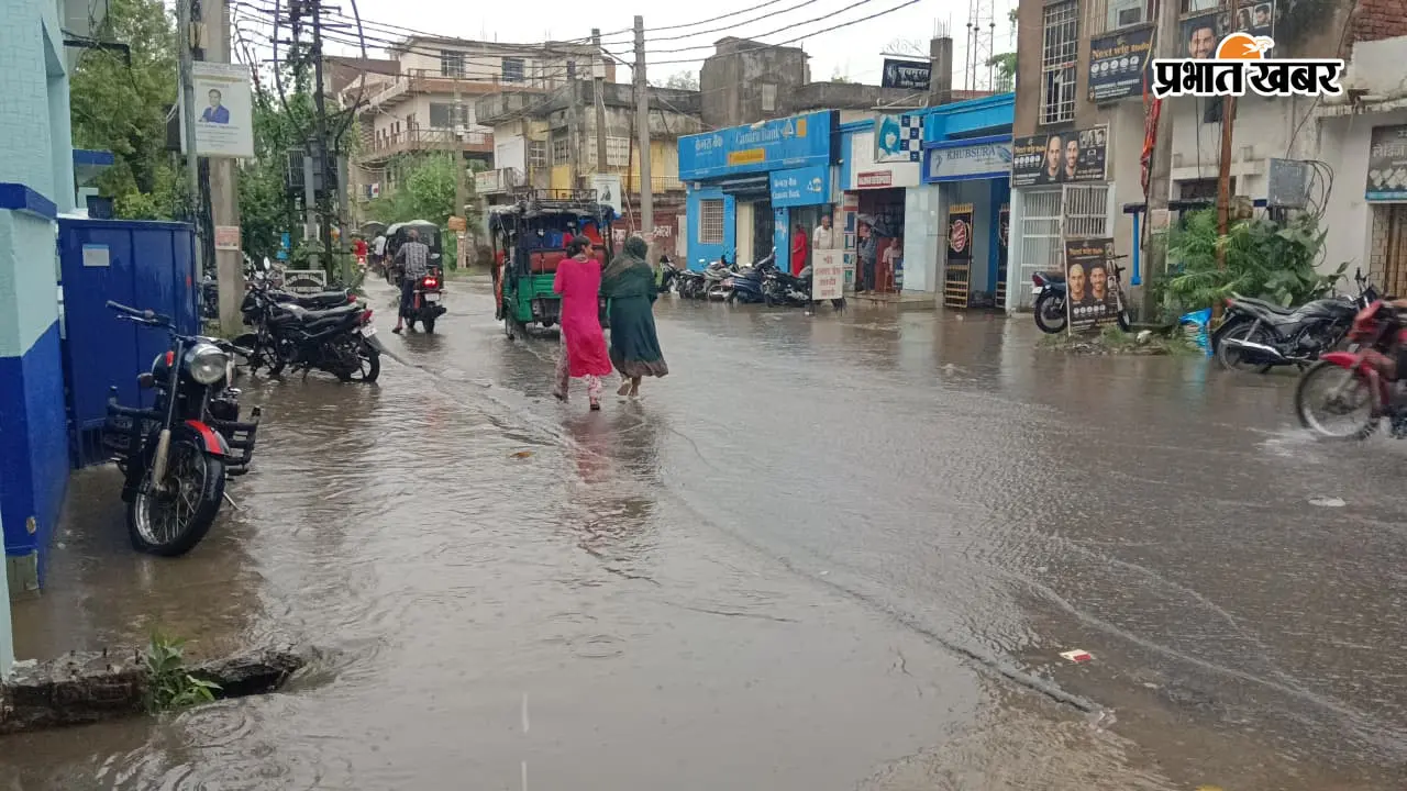 मेदिनीनगर की सड़कों और गलियों में भरा पानी, जलजमाव ने खोली नगर निगम की पोल