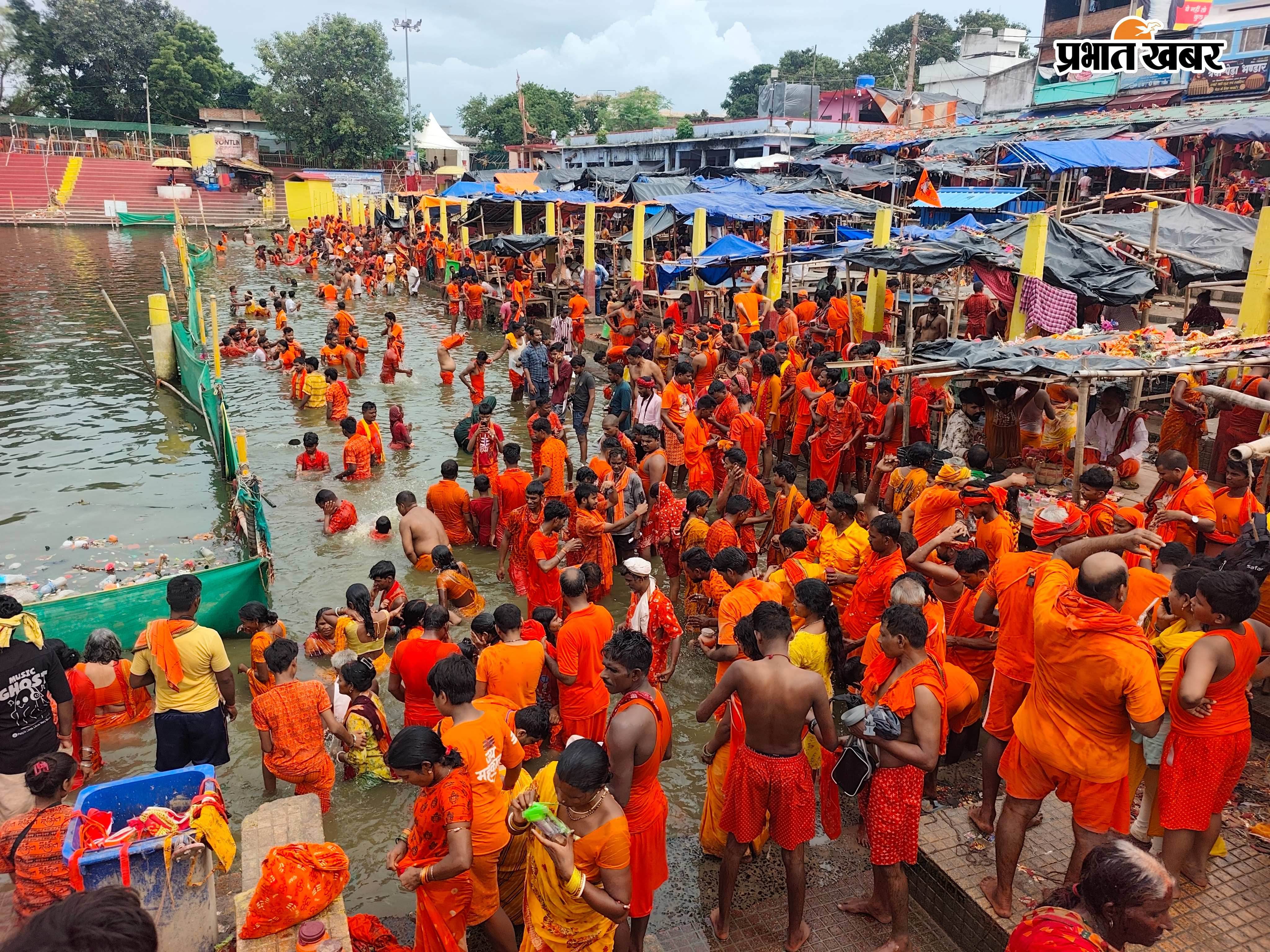 बासुकिनाथ मंदिर में कांवरियों की भीड़, शिवगंगा में आस्था की डुबकी लगाते, कतारबद्ध श्रद्धालु | Prabhat Khabar Network