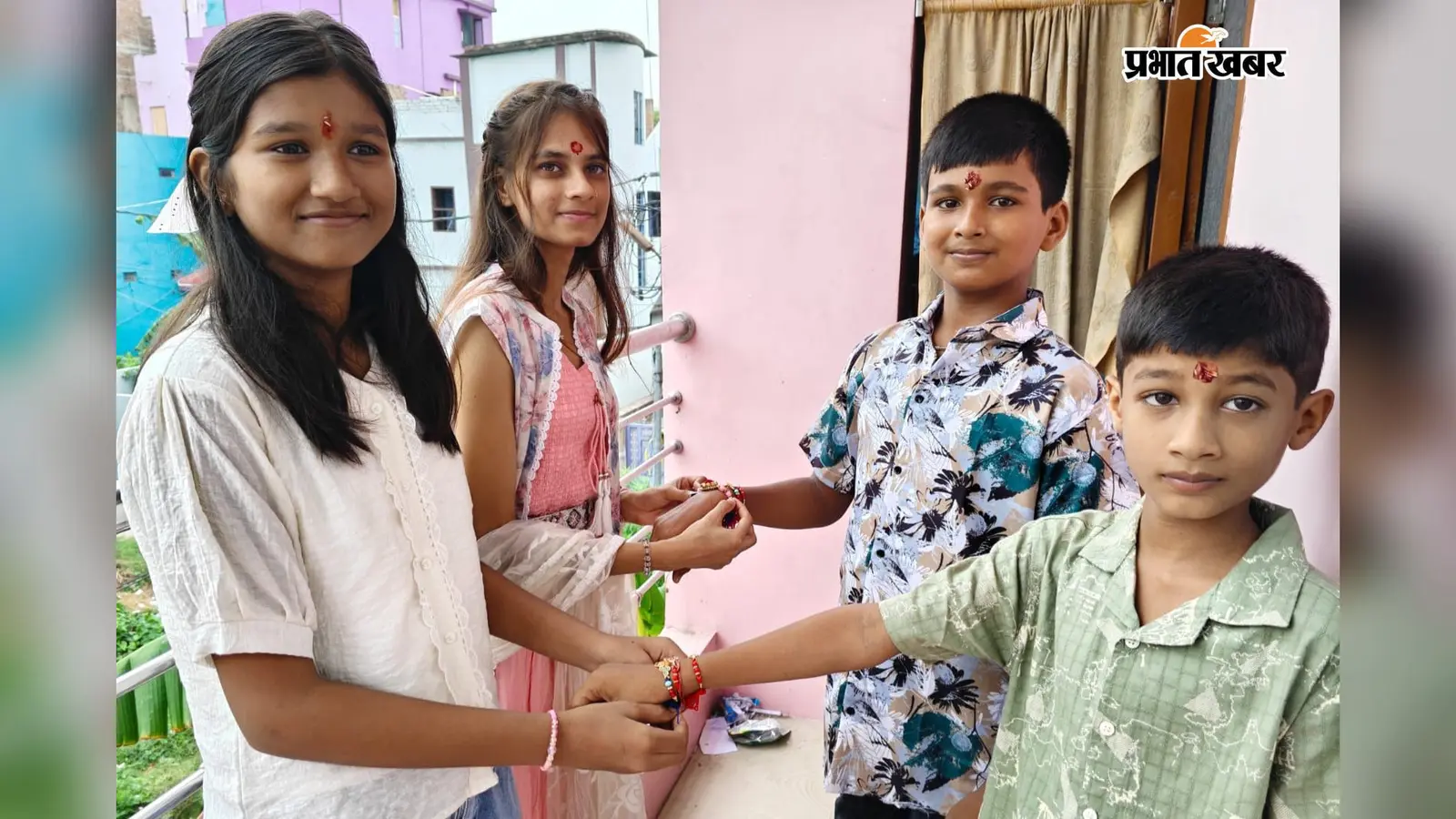 हाजीपुर : बहनों ने भाई की कलाई पर बांधी राखी, मांगी लंबी उम्र और सुरक्षा की दुआ