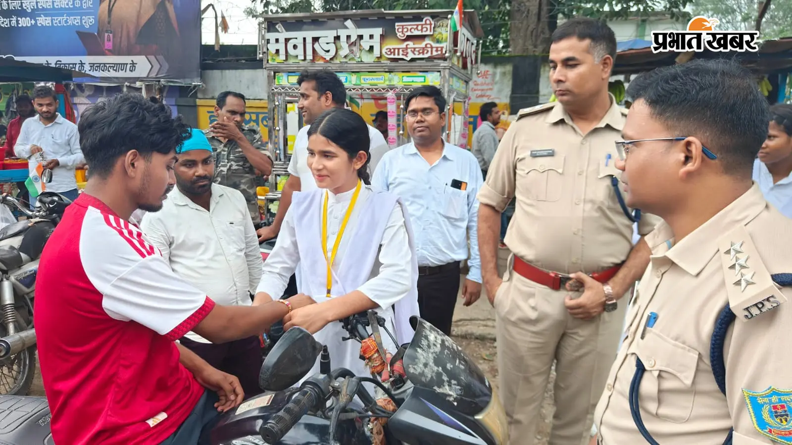 लातेहार मे दिखा सड़क सुरक्षा अभियान का अनोखा अंदाज, बहनों ने हेलमेट नहीं पहनने वालों को बांधी राखी