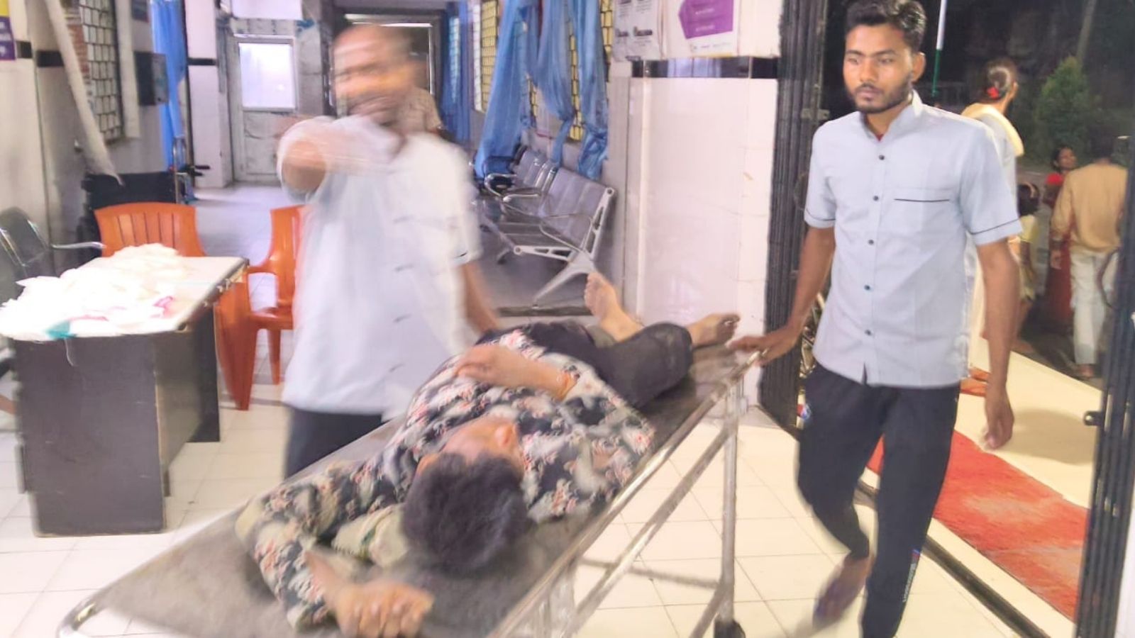 घायल को अस्पताल ले जाते परिजन.