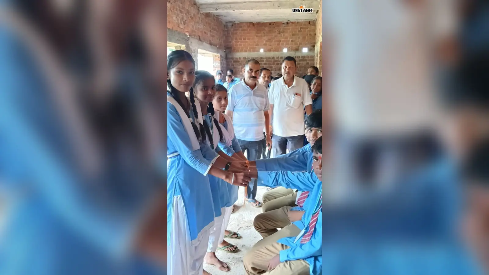 रक्षाबंधन पर शांति निकेतन विद्यालय में मना राखी महोत्सव, छात्राओं ने भाइयों की कलाई पर बांधी राखी