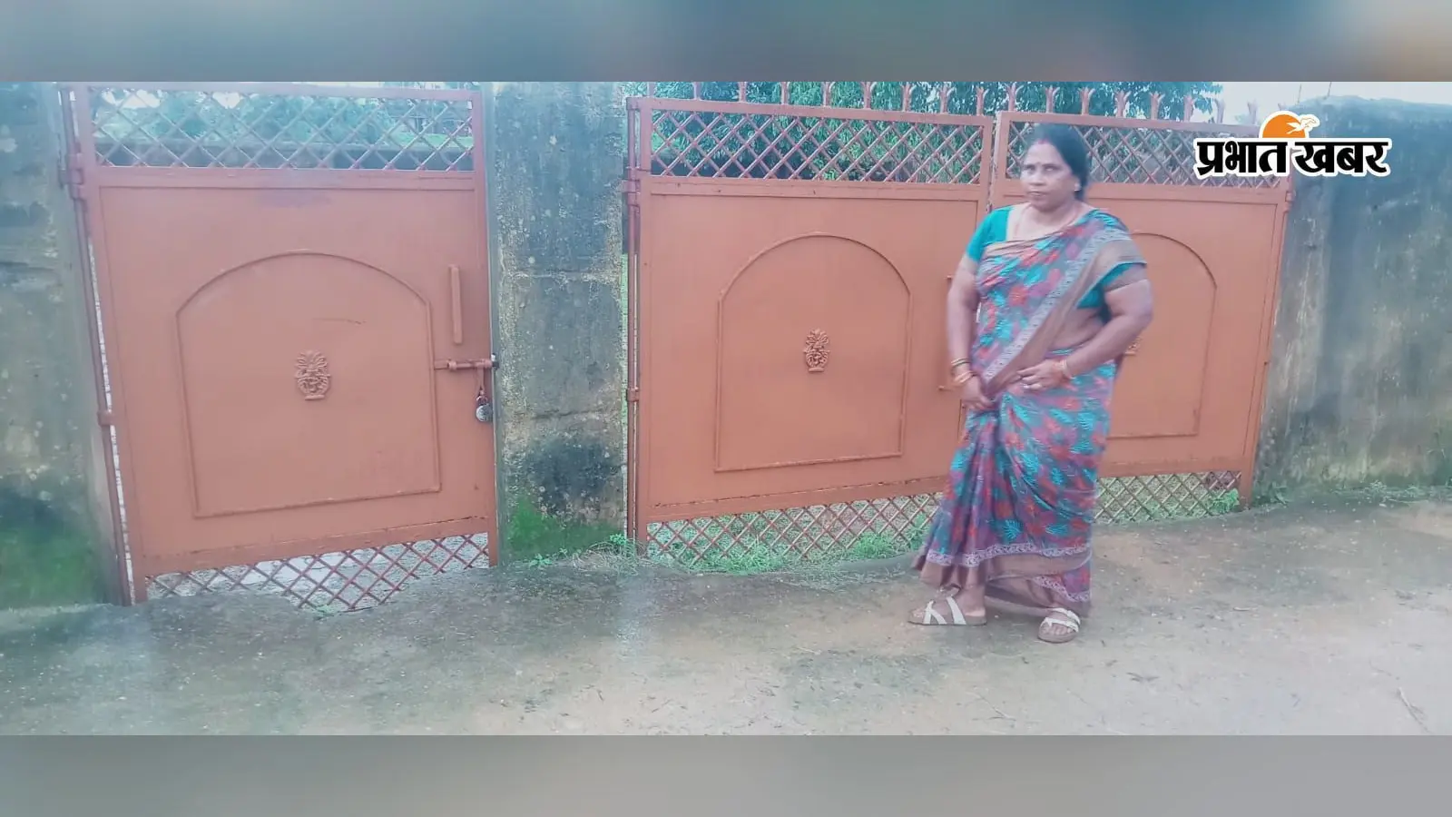 वोटर सूची में सुधार के लिए पहुंचे लोग, पंचायत भवन में लटका मिला ताला