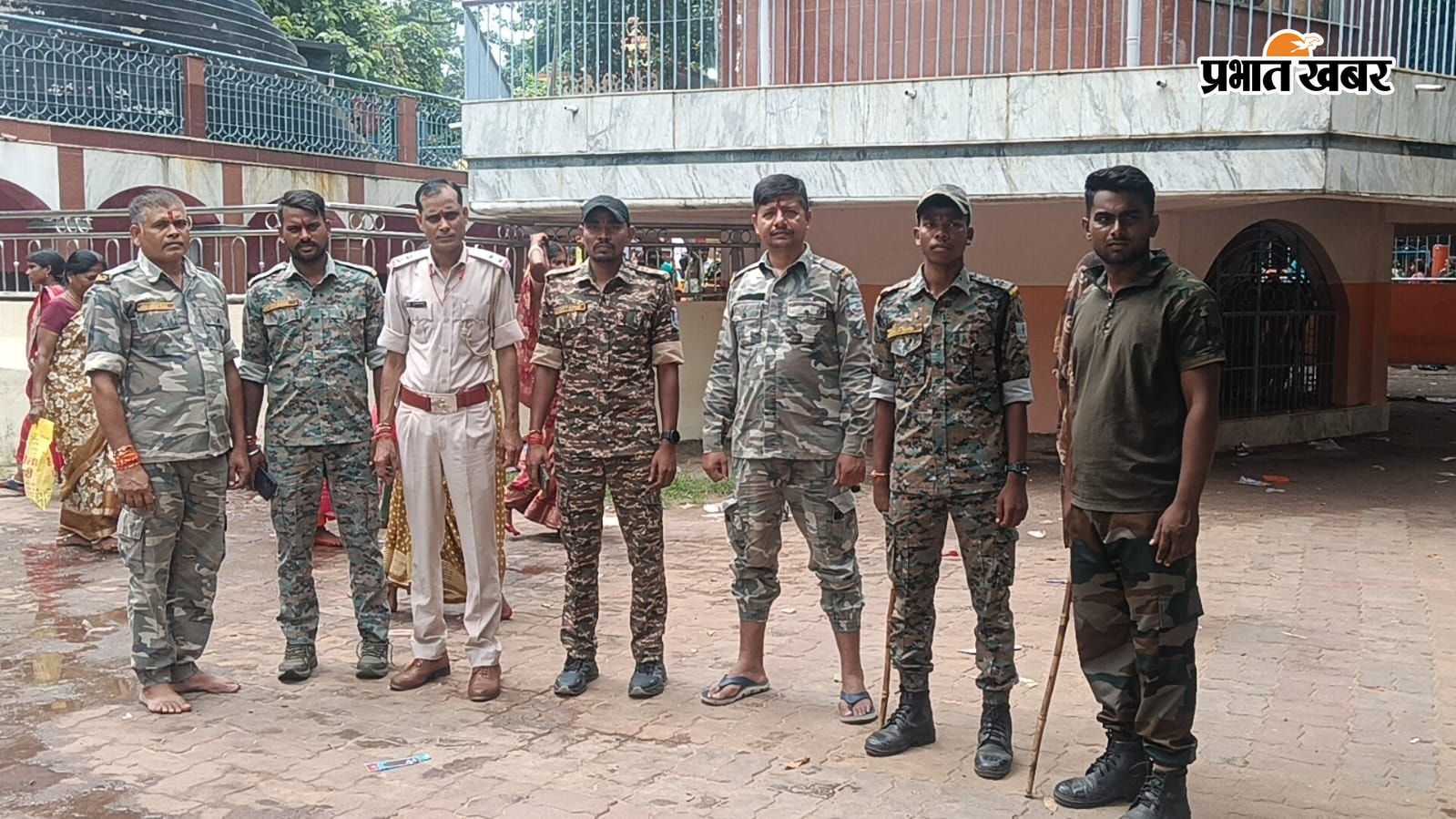 मंदिर में पूजा अर्चना को लेकर जुटे लोगों की भीड़, मौजूद थाना प्रभारी व अन्य | Prabhat Khabar Network