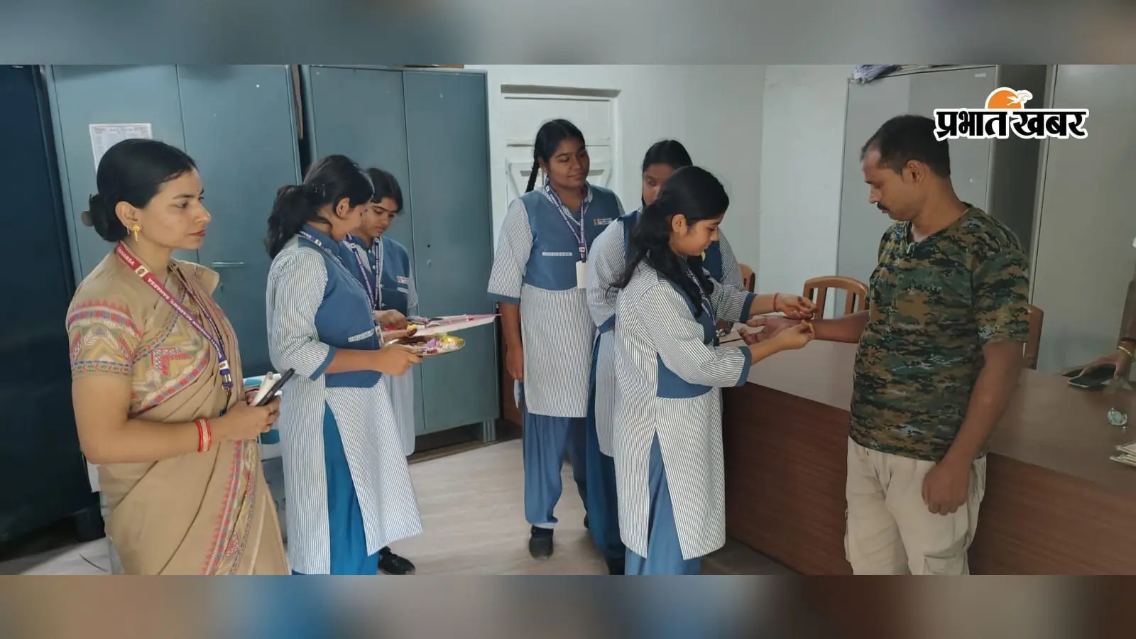 परिवार से दूर ड्यूटी कर रहे पुलिसवालों को छात्राओं ने माना भाई, थाने पहुंच बांधी राखी तो भावुक हो गये जवान