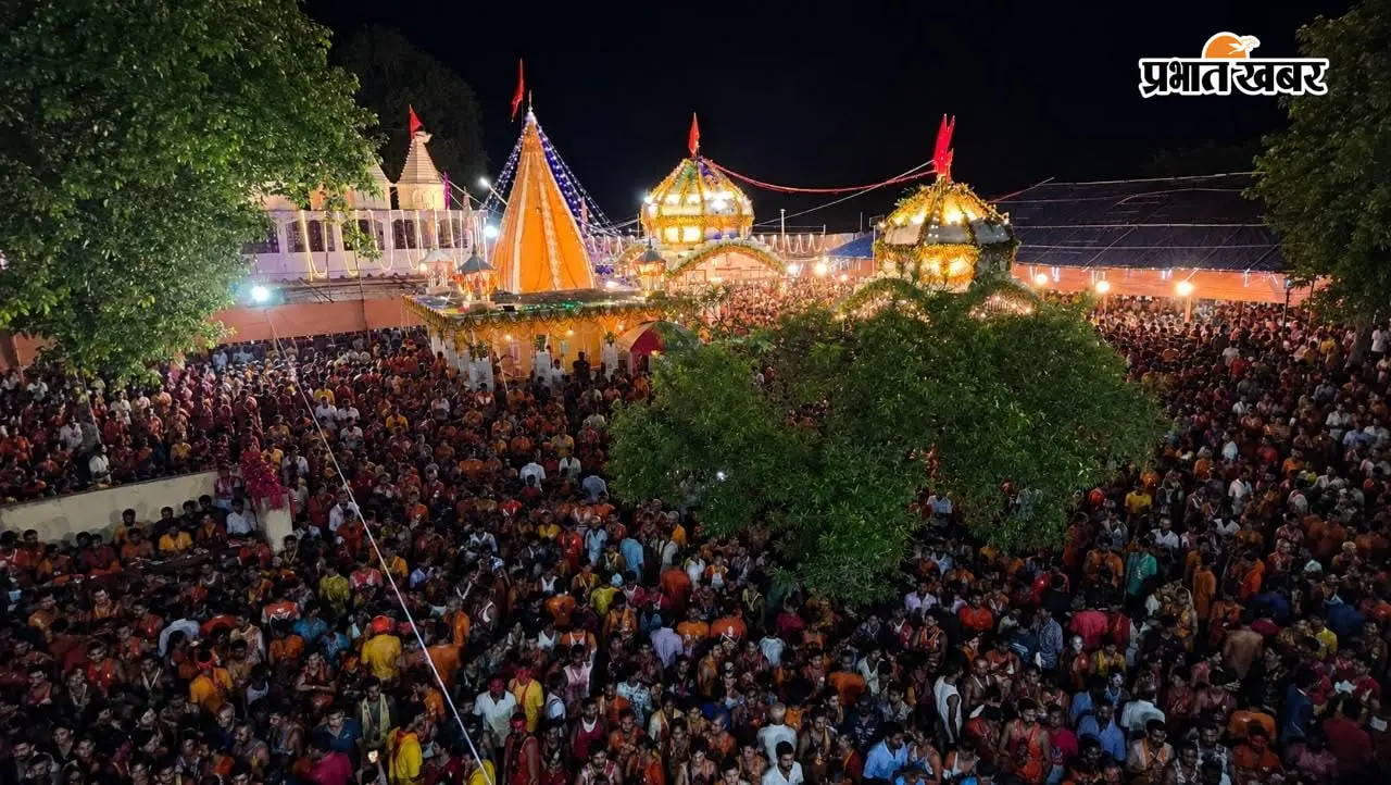 श्रावण पूर्णिमा पर गोरखनाथ धाम में उमड़ी श्रद्धालुओं की भीड़, केसरिया रंग में रंगा पूरा परिसर