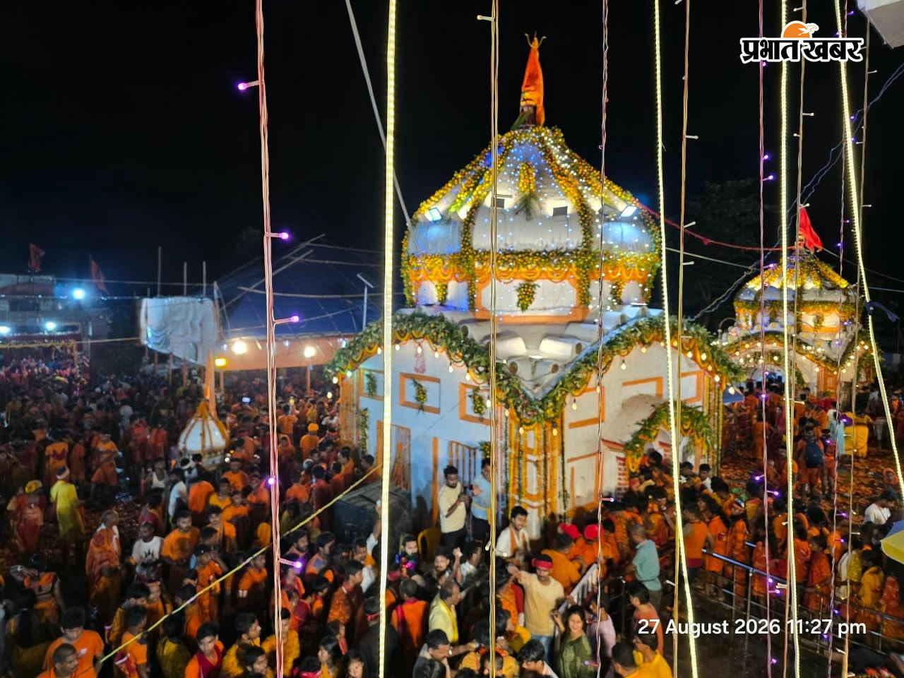 फोटो कैप्शन - गोरखनाथ धाम में जलाभिषेक को उमड़ी श्रद्धालुओं की भीड़ | Prabhat Khabar Network