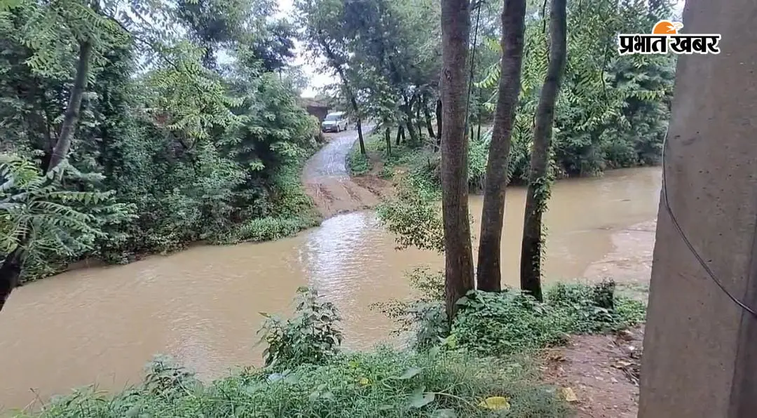 चतरा : पचकेडीया नदी पर पुल नहीं, पानी बढ़ते ही मुख्यालय से कट जाता है कोरियाडीह गांव