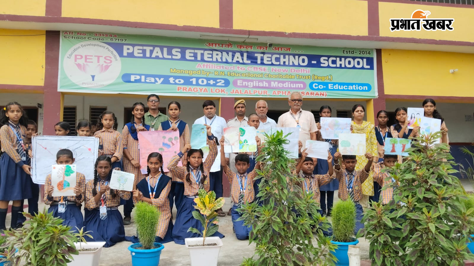 बच्चों ने पेड़ों को बाँधे रक्षा सूत्र बंधन पर्यावरण बचाने को लिया बच्चों ने संकल्प पेंटिंग के माध्यम से लोगों को पर्यावरण से संबंधित किया जागरूक | Prabhat Khabar Network