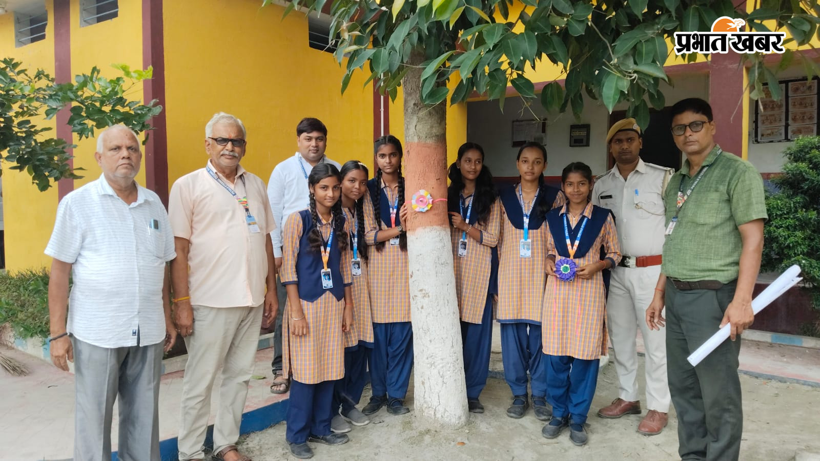 बच्चों ने पेड़ों को बाँधे रक्षा सूत्र बंधन पर्यावरण बचाने को लिया बच्चों ने संकल्प पेंटिंग के माध्यम से लोगों को पर्यावरण से संबंधित किया जागरूक | Prabhat Khabar Network