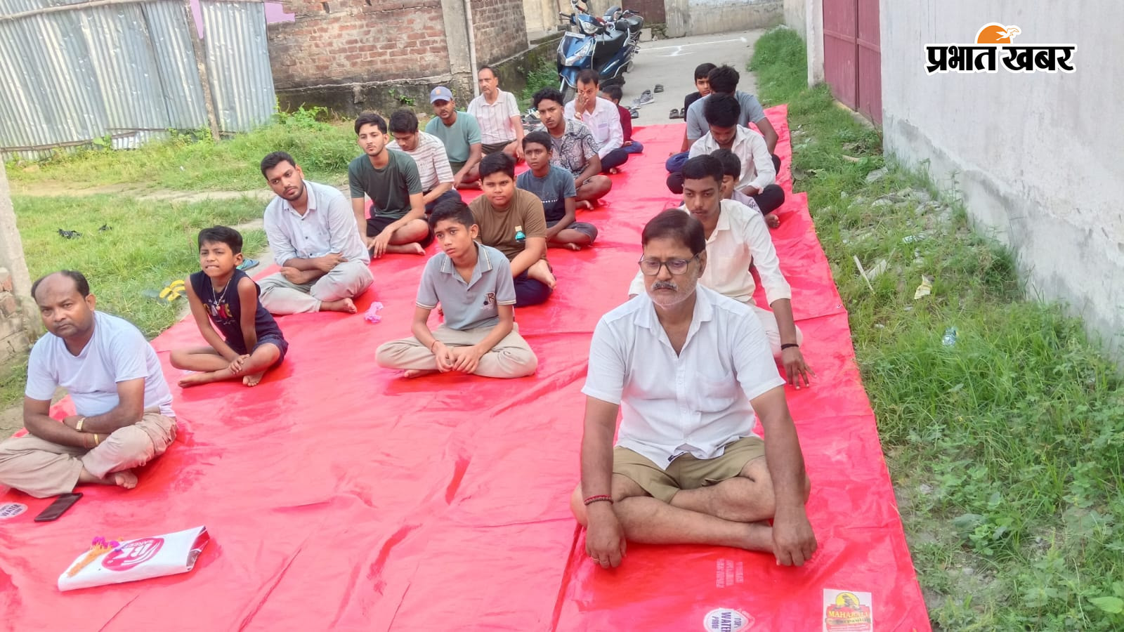 कार्यक्रम में उपस्थित मुख्य अतिथि व अन्य. | Prabhat Khabar Network