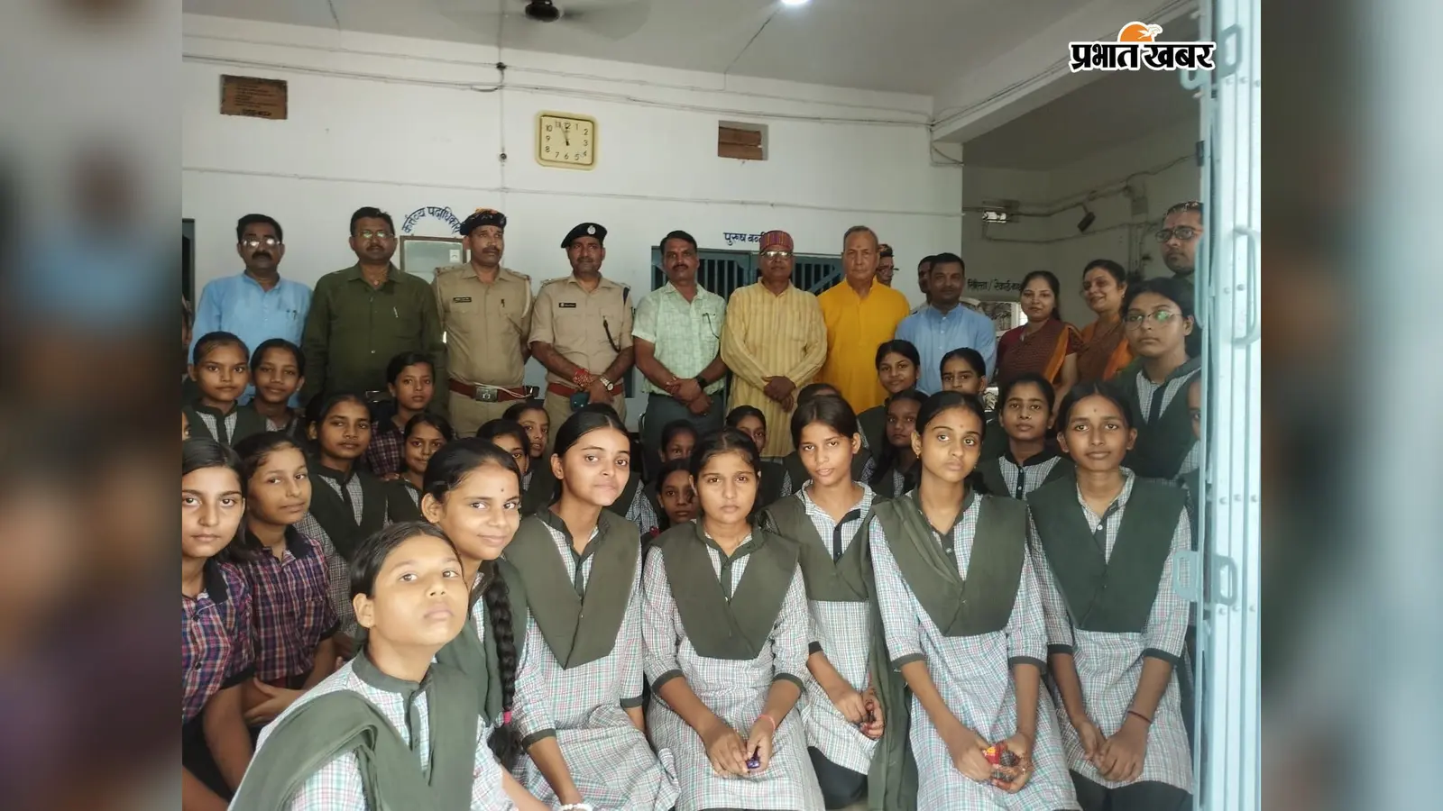 फारबिसगंज थाने में पहुंचीं स्कूल की छात्राएं, पुलिसकर्मियों की कलाई पर बांधी राखी, मिला सुरक्षा का भरोसा