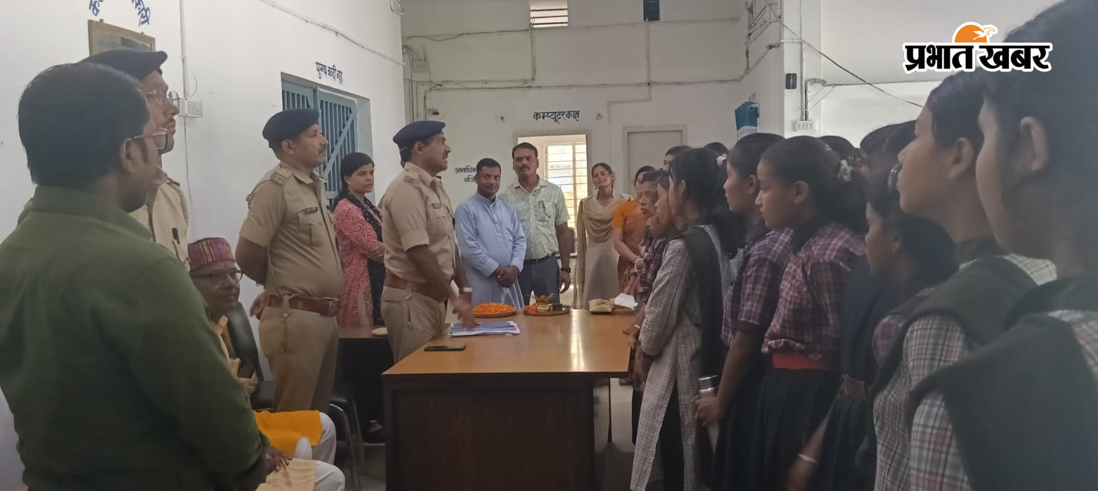 पुलिस पदाधिकारियों के साथ छात्राएं | Prabhat Khabar Network