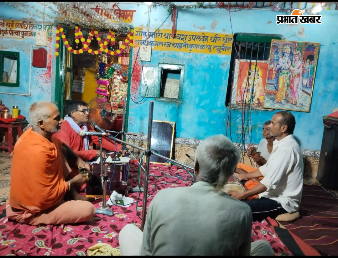 अहल्यास्थान के सिया पिया निवास में झूलनोत्सव में शामिल गायक कलाकार | Prabhat Khabar Network
