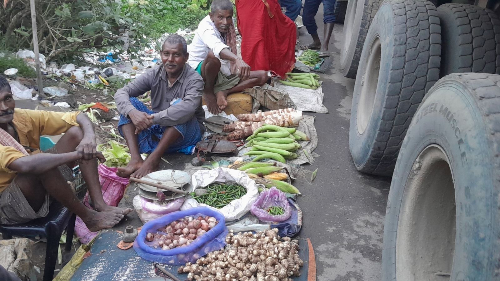 सड़क किनारे लगी सब्जी की दुकानें.