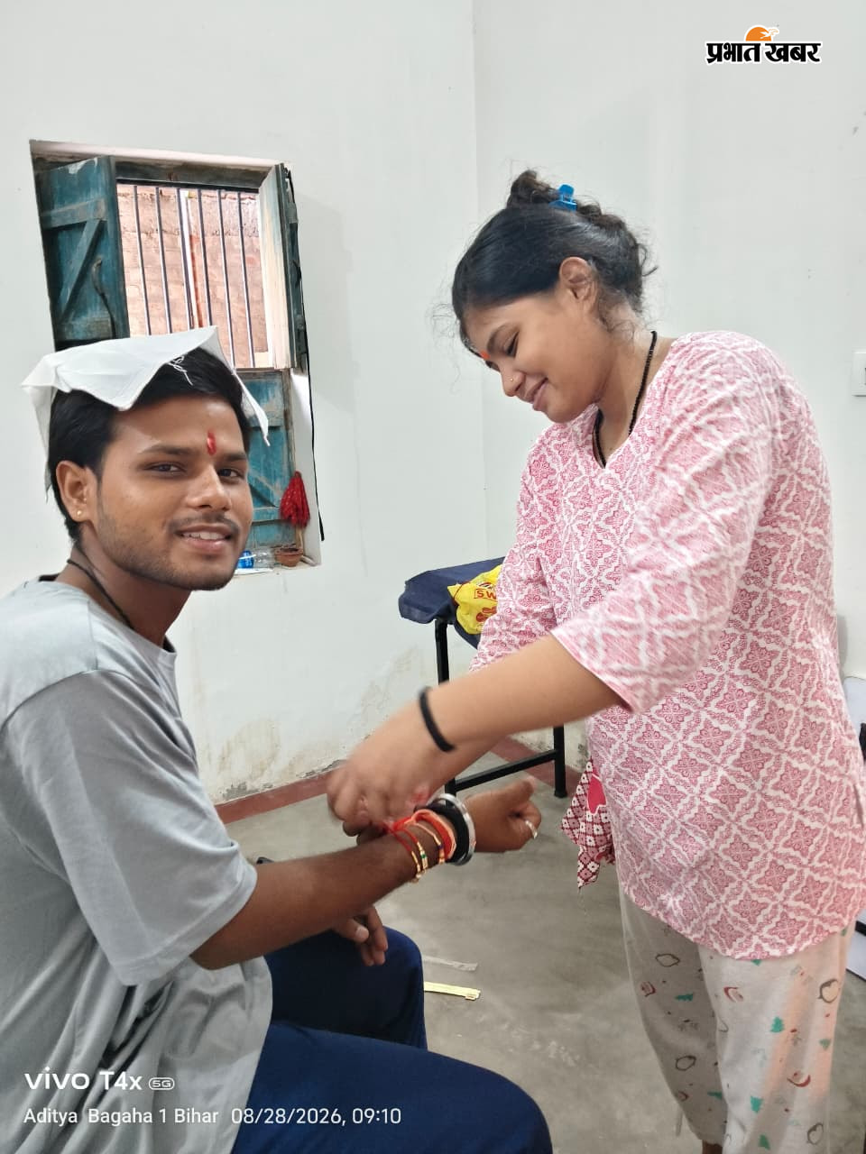 नटराज मिष्ठान दुकान पर खरीदारी करते ग्राहक ....बहन ने अपने भाई को बढ़ती राखी | Prabhat Khabar Network