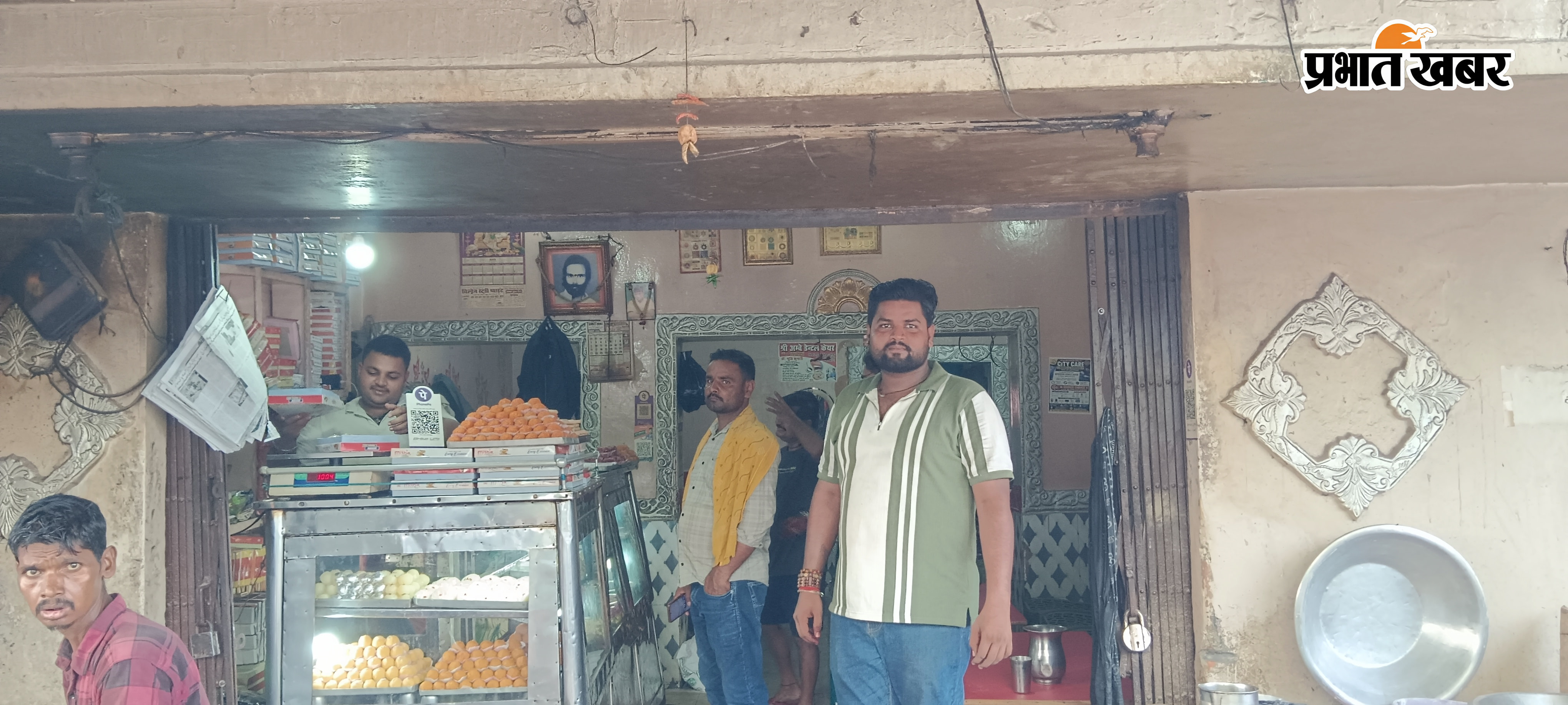 नटराज मिष्ठान दुकान पर खरीदारी करते ग्राहक ....बहन ने अपने भाई को बढ़ती राखी | Prabhat Khabar Network
