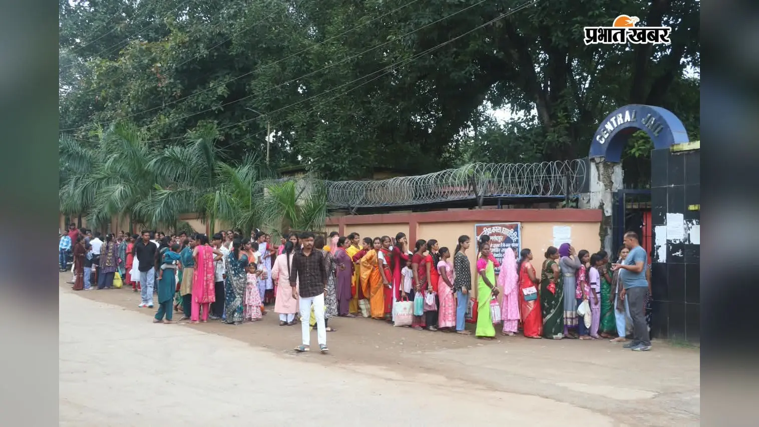 राखी को लेकर जेल के बाहर लगी लंबी कतार, बारिश में घंटों खड़ी रहीं बहनें