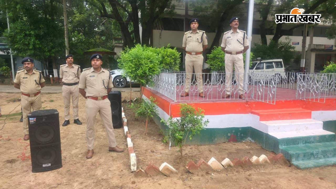 पुलिस लाइन में रक्षा बंधन और परेड का निरीक्षण करते सिटी एसपी अतुलेश झा | Prabhat Khabar Network