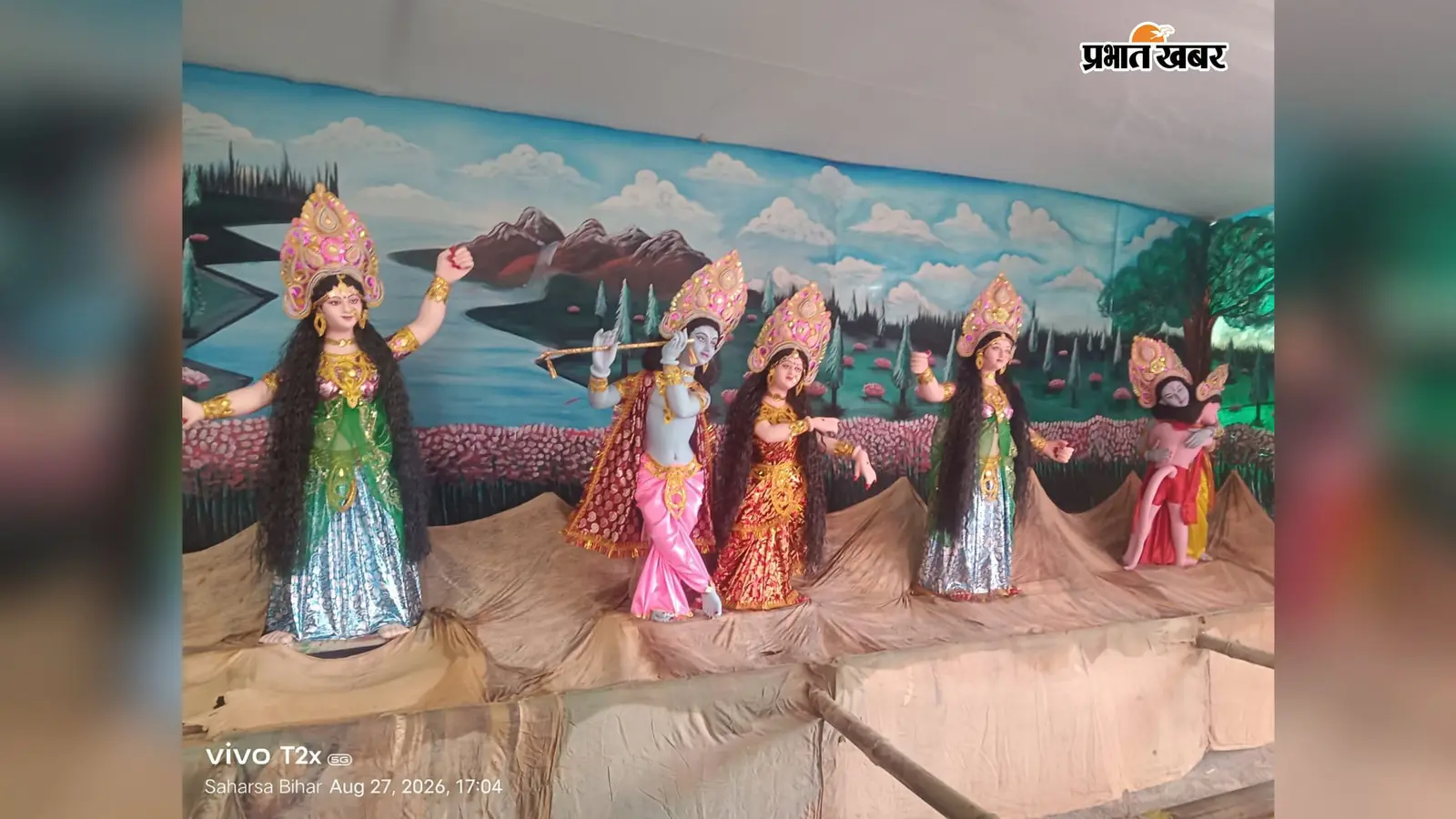 राधा-कृष्ण के झूले को देखने उमड़ रही श्रद्धालुओं की भीड़, मंदिरों में गूंज रहे भजन, आज रात होगा उत्सव