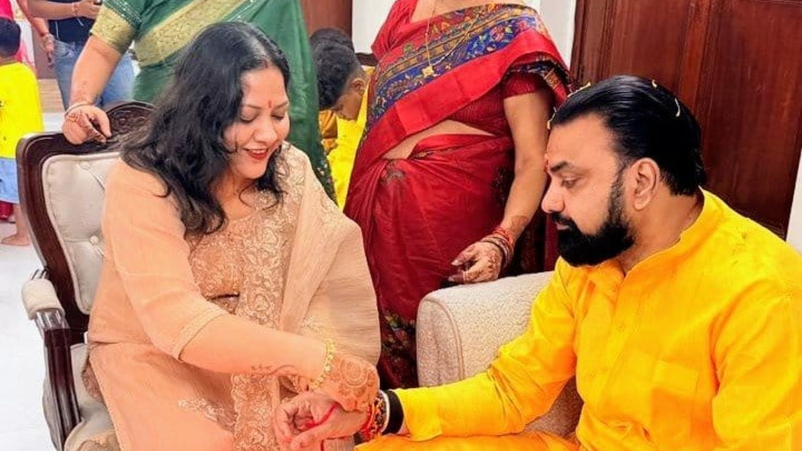 लोक सेवक आवास पर बहन से राखी बंधवाते सीएम सम्राट 