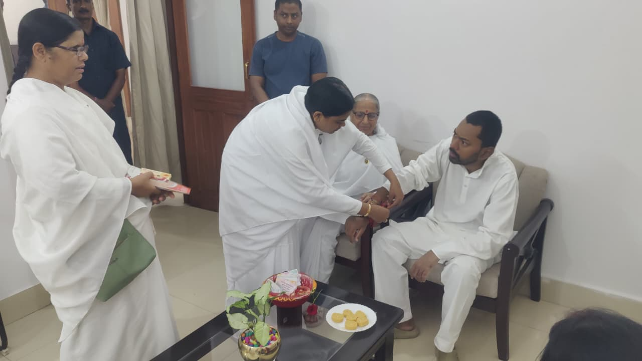 ब्रह्माकुमारी दीदियों से राखी बंधवाते निशांत