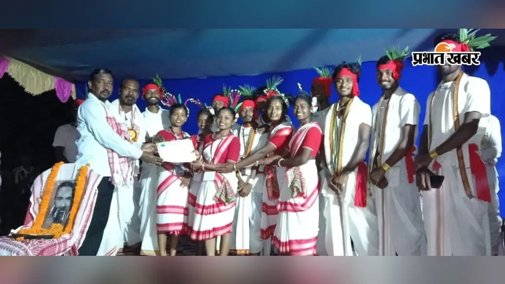 ओत गुरु कोल लाको बोदरा की 107वीं जयंती पर उमड़े लोग, हो भाषा और संस्कृति को बचाने का लिया संकल्प...