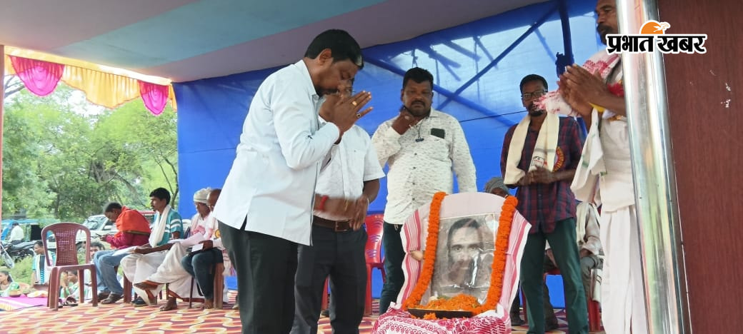 पासेया गांव में ओत गुरु कोल लाको बोदरा को श्रद्धांजलि देते जिला परिषद अध्यक्ष सोनाराम बोदरा व अन्य | Prabhat Khabar Network
