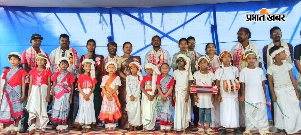 पासेया गांव में ओत गुरु कोल लाको बोदरा को श्रद्धांजलि देते जिला परिषद अध्यक्ष सोनाराम बोदरा व अन्य | Prabhat Khabar Network