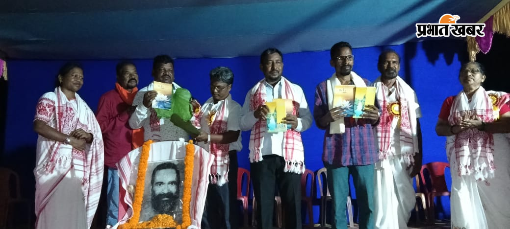 पासेया गांव में ओत गुरु कोल लाको बोदरा को श्रद्धांजलि देते जिला परिषद अध्यक्ष सोनाराम बोदरा व अन्य | Prabhat Khabar Network