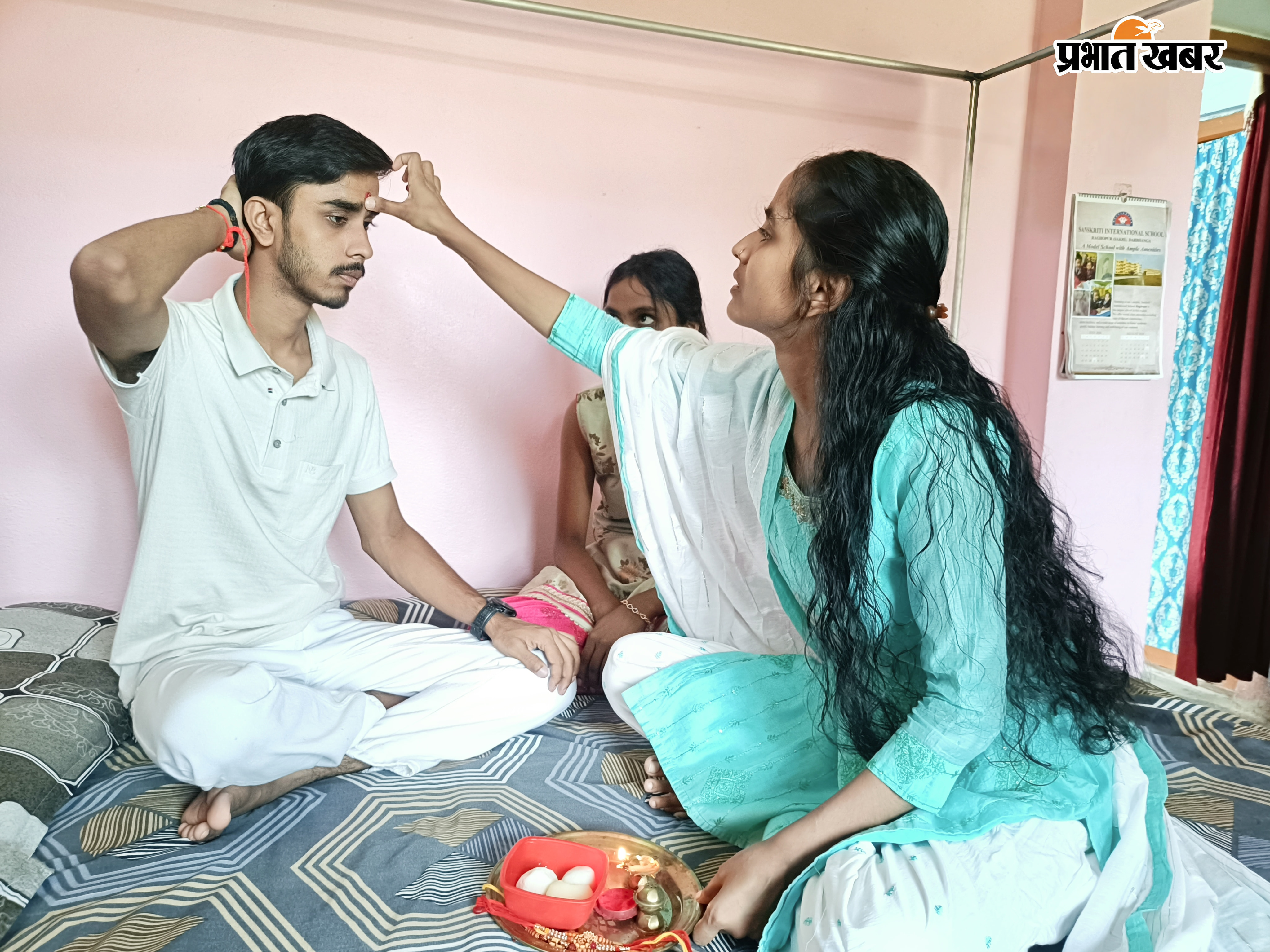 फोटो घोघरडीहा, रक्षाबंधन के मौके पर भाई को राखी बांधती बहन | Prabhat Khabar Network