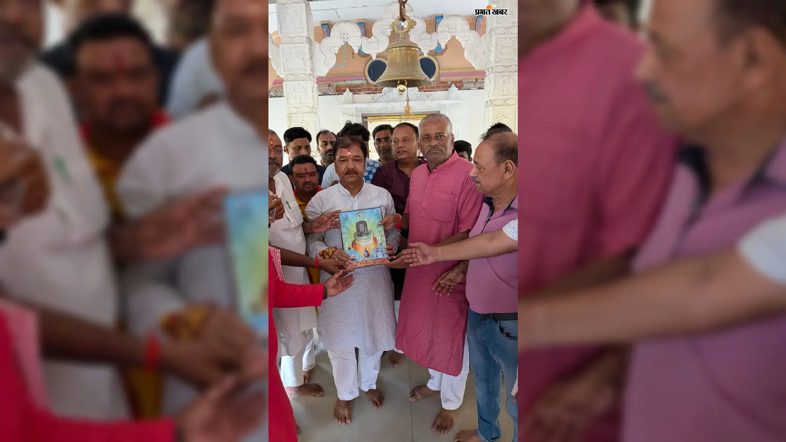 सावन पूर्णिमा पर बाबा हरगौरी के दरबार पहुंचे मंत्री डॉ दिलीप जायसवाल, मंदिर कमेटी ने तैलचित्र भेंट कर किया सम्मान