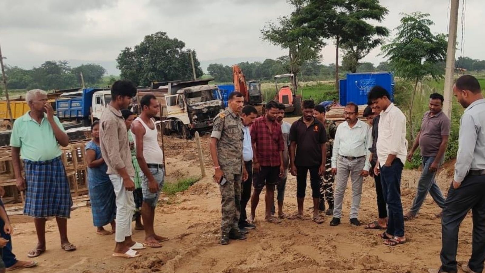 घटनास्थल पर मौजूद पुलिस और स्थानीय लोग