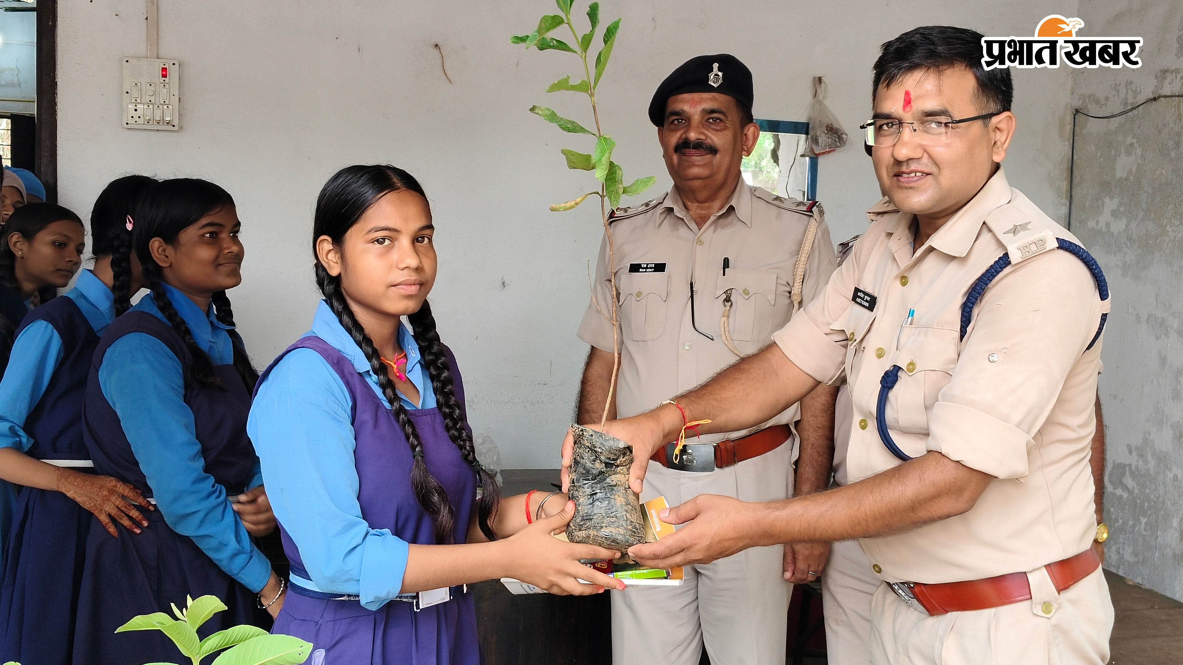 यातायात थाने में रक्षाबंधन के मौक़े छात्राओं के पौधा एवं पाठय समाग्री का वितरण | Prabhat Khabar Network