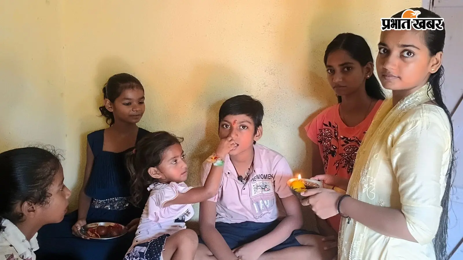 बाराहाट में रक्षाबंधन की धूम, राखी से सजे बाजार और मिठाई दुकानों पर उमड़ी भीड़; भाइयों की कलाई पर बंधी प्रेम की डोर