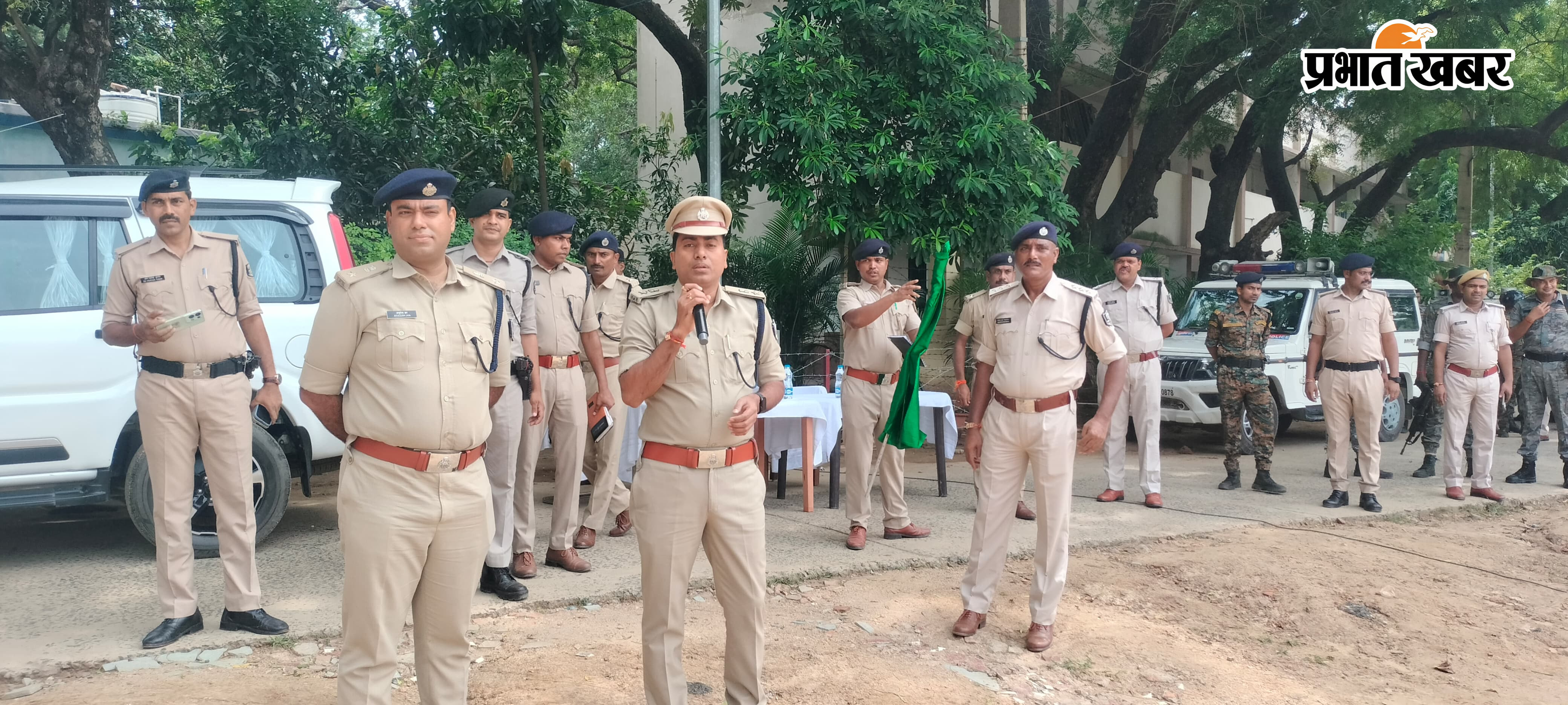 टीम को रवाना करते एसपी 