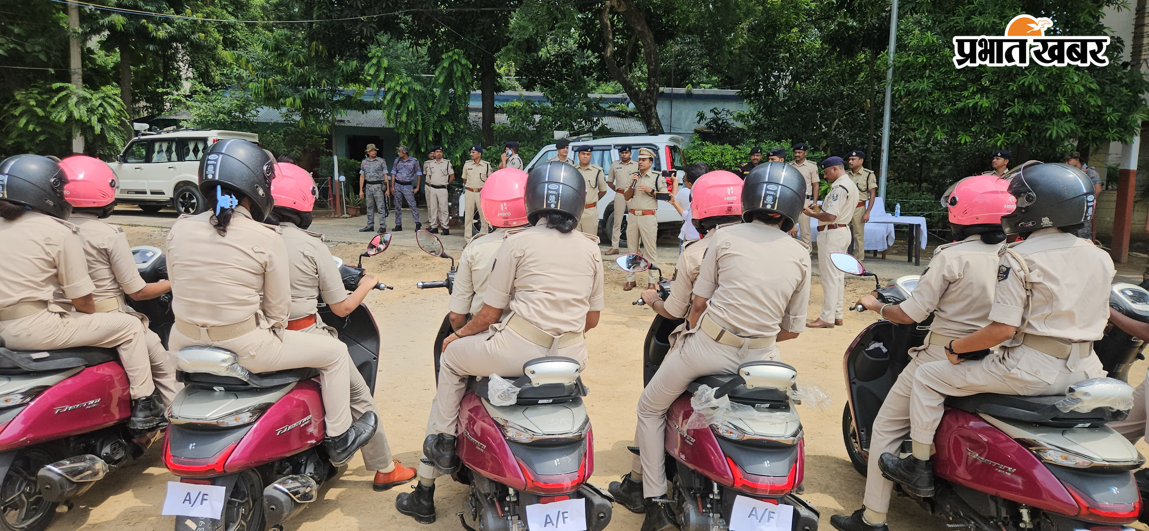 अपने दुपहिया के साथ रवाना होने को तैयार पुलिस दीदी 