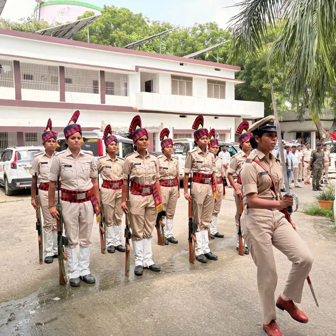पुलिस जवानों ने दिया गार्ड ऑफ ऑनर