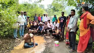 सड़क बनी तालाब तो गड्ढों में उतर गये ग्रामीण, मछली पकड़कर जताया विरोध