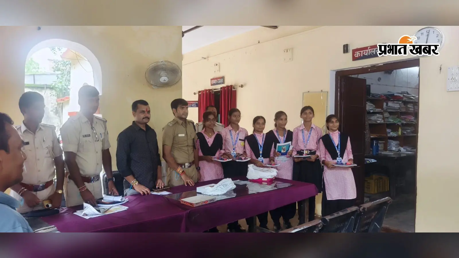 रोहतास: चेनारी थाना में रक्षाबंधन की अनोखी पहल, छात्राओं ने पुलिसकर्मियों की कलाई पर बांधी राखी