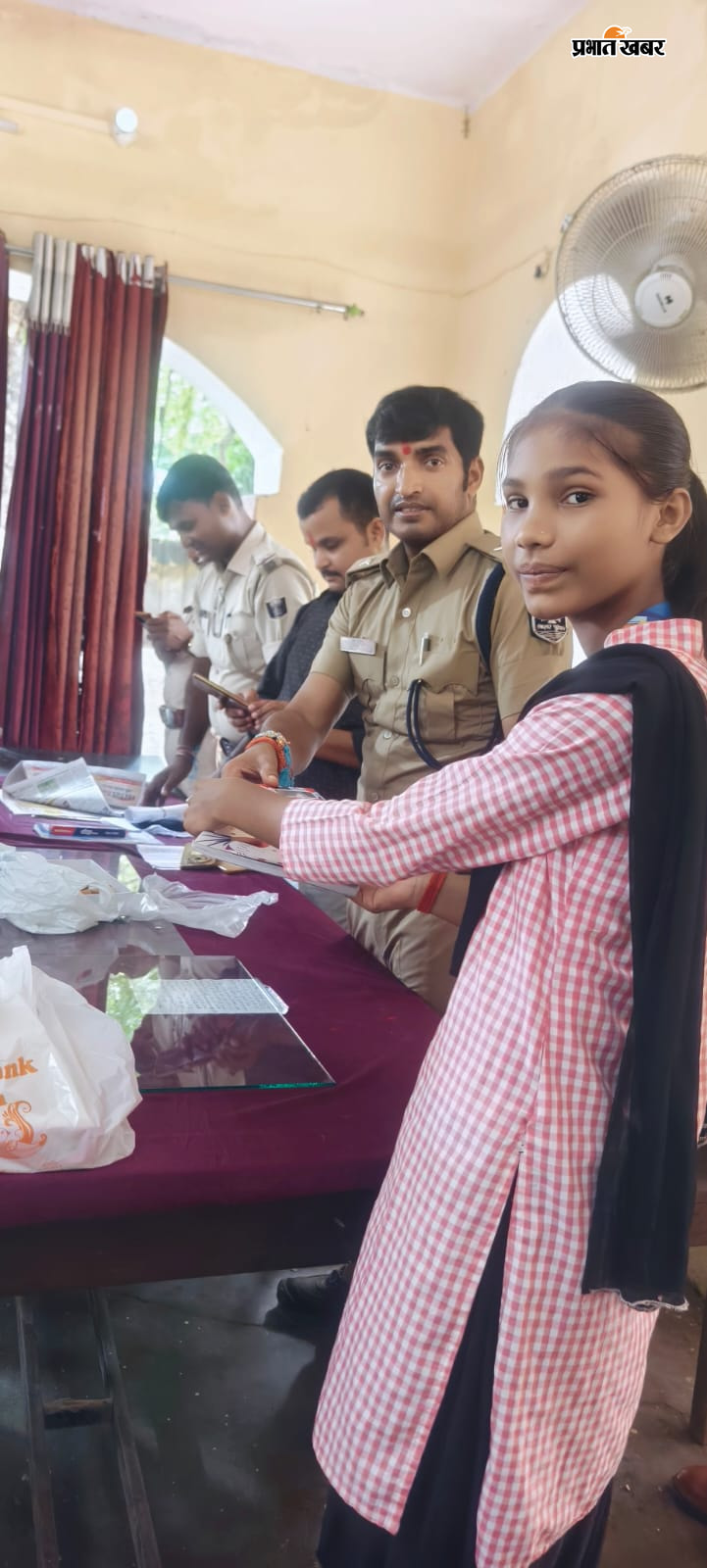 फोटोकैप्शन:- थानाध्यक्ष दिनेश कुमारमालाकार सहित अन्य पुलिस पदाधिकारी को राखी बनती स्कूली छात्राएं | Prabhat Khabar Network