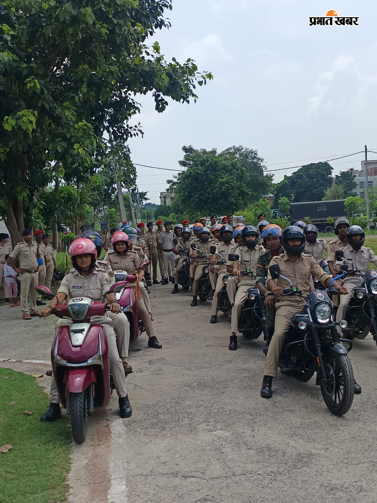 नवगछिया पुलिस लाइन से ‘अभया ब्रिगेड’ की टीम को हरी झंडी दिखाकर रवाना करते पुलिस अधीक्षक वैभव शर्मा। | Prabhat Khabar Network