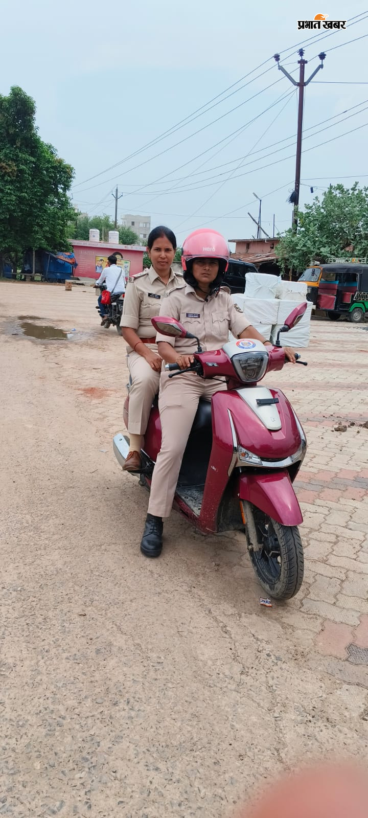 नवगछिया पुलिस लाइन से ‘अभया ब्रिगेड’ की टीम को हरी झंडी दिखाकर रवाना करते पुलिस अधीक्षक वैभव शर्मा। | Prabhat Khabar Network