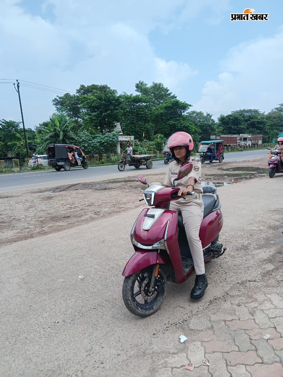 नवगछिया पुलिस लाइन से ‘अभया ब्रिगेड’ की टीम को हरी झंडी दिखाकर रवाना करते पुलिस अधीक्षक वैभव शर्मा। | Prabhat Khabar Network